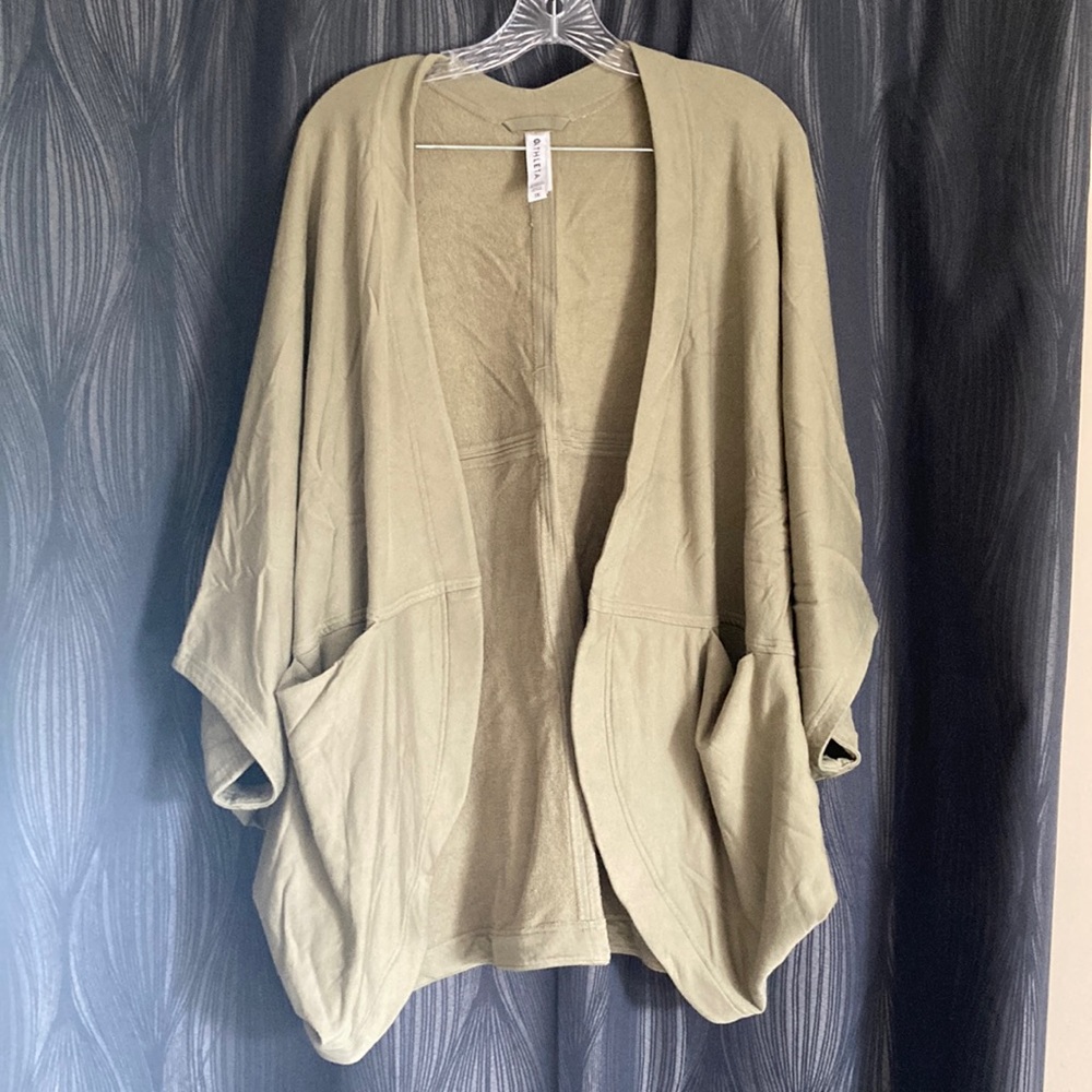 Athleta cocoon wrap with pockets